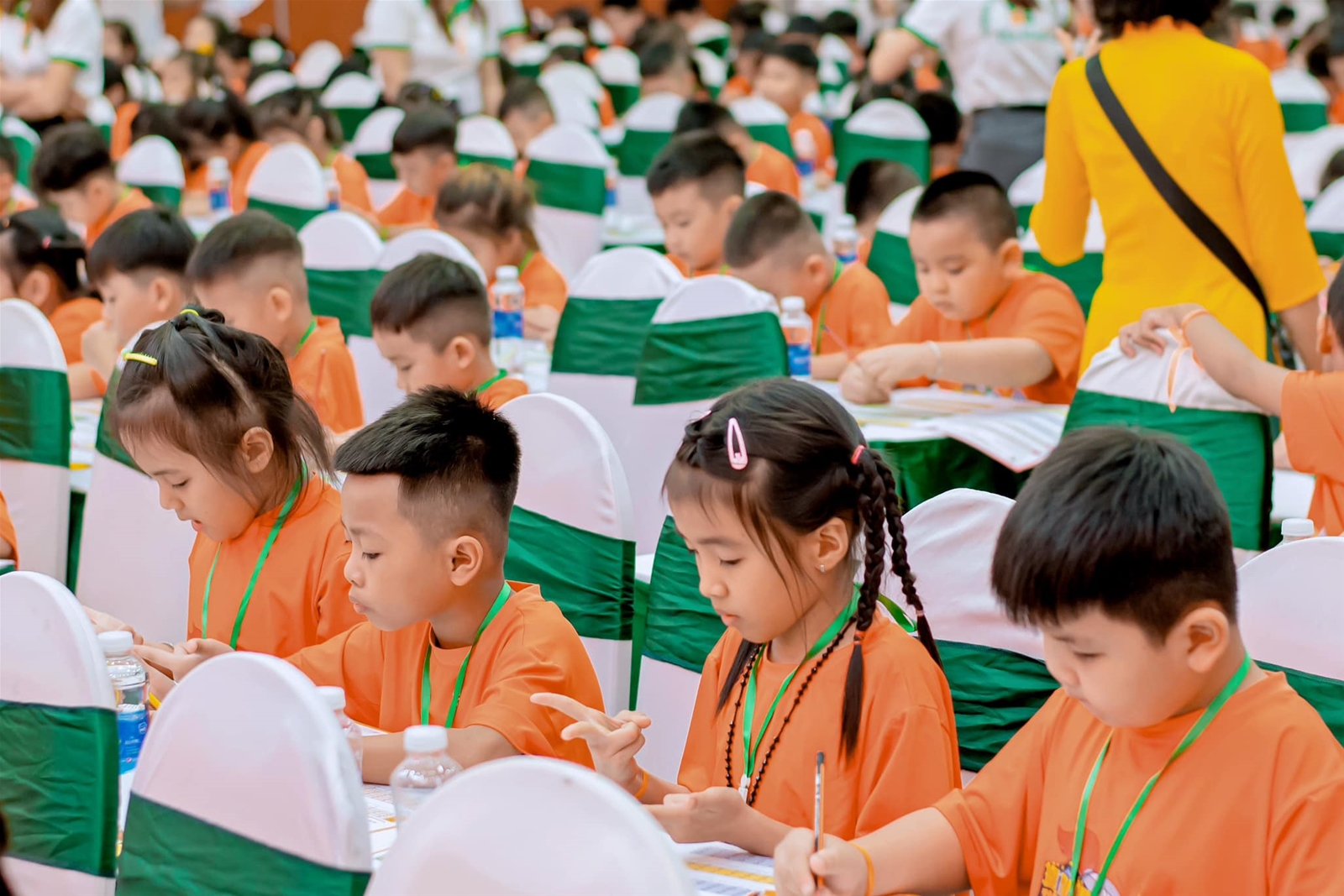 Ảnh các thí sinh sử dụng phương pháp Toán tư duy Finger Math làm bài thi